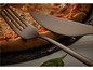 Une fourchette et un couteau Echtwerk sur une pizza.