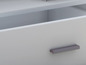 Un tiroir blanc avec une poignée grise.
