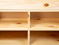 Une étagère en bois avec plusieurs compartiments.
