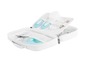 Une trousse de toilette pour bébé blanche avec un coupe-ongles, une brosse, des cotons-tiges et plus.