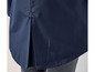Détail du dos d'un imperméable bleu foncé.