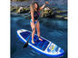 Une femme fait du paddle sur une planche gonflable.