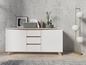 Une commode blanche avec trois portes, deux tiroirs et une lampe sur pied avec des abat-jours ronds.