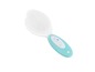 Une brosse pour bébé bleue avec des poils doux.