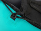 Un sac à dos turquoise avec une fermeture éclair noire et une poche en filet.