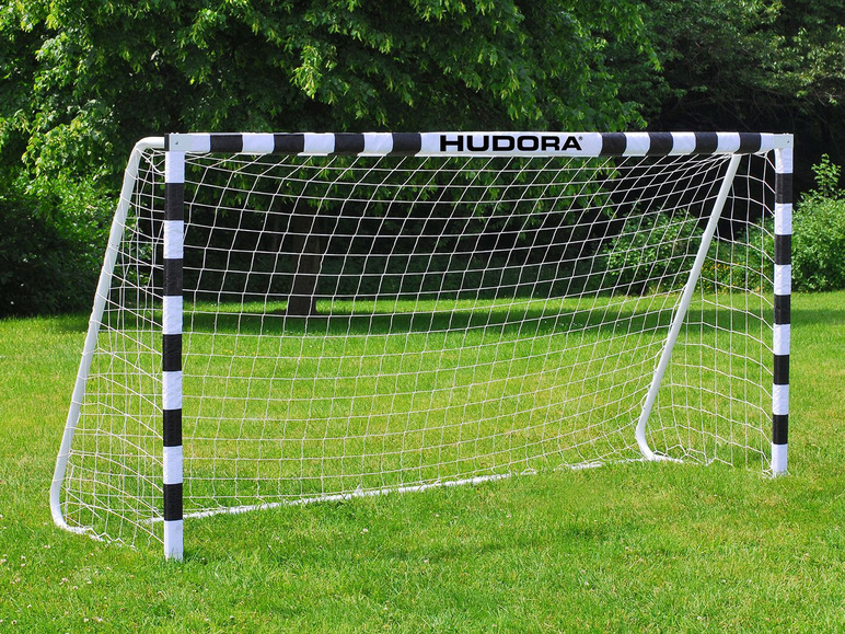 Un but de football Hudora avec des rayures blanches et noires sur l'herbe.
