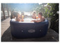 Quatre personnes se détendent dans un jacuzzi gonflable Lay-Z-Spa.