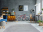 Une télévision vintage, un vélo rouge et une commode en bois dans un intérieur moderne.