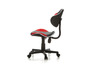 Une chaise de bureau noire et rouge avec des roulettes.