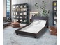 Un boxspring gris foncé avec un matelas blanc dans un salon moderne.