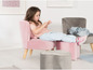 Un fauteuil en velours rose pour enfants avec un pouf assorti.