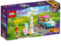 Ensemble Lego Friends avec une voiture, une éolienne et les poupées Olivia et Mia.
