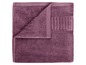 Une serviette de bain pliée de couleur violette.
