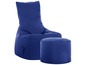 Un fauteuil et un repose-pieds bleus.