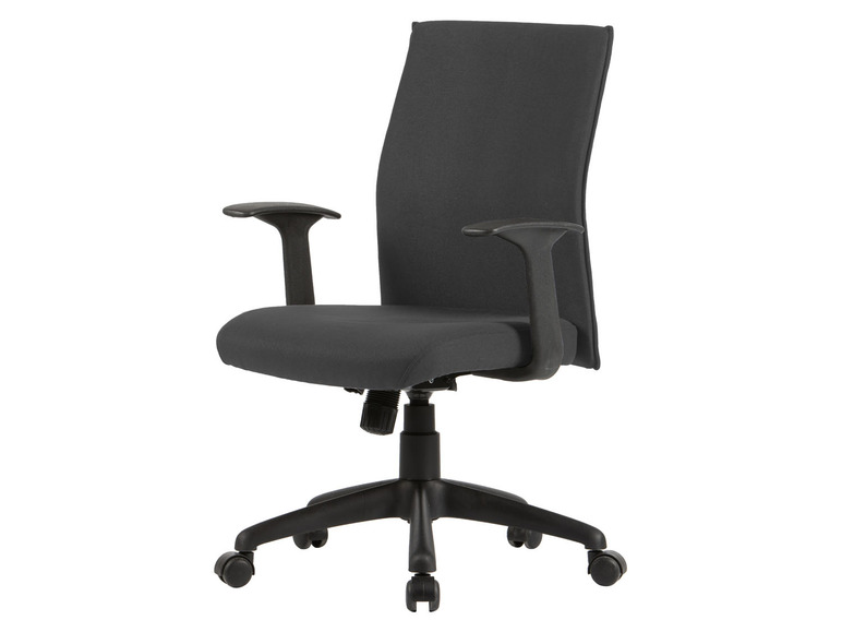 Un fauteuil de bureau noir avec accoudoirs et roulettes.