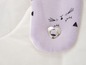 Vêtement violet avec un visage de chat et un détail en forme de cœur