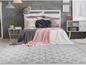 Un tapis gris avec un motif géométrique blanc dans une chambre à coucher.
