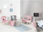 Chaises et poufs pour enfants roses et gris dans une chambre d'enfant.