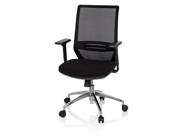 Un fauteuil de bureau noir avec un dossier en maille et des accoudoirs.