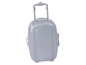 Une valise grise à roulettes.