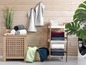 Salle de bain avec des serviettes, un panier à linge et une machine à laver.