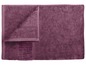 Une serviette de bain violette pliée sur un fond blanc.