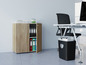 Une armoire en bois avec des classeurs et un destructeur de documents.