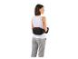 Femme portant une ceinture de massage du dos noire