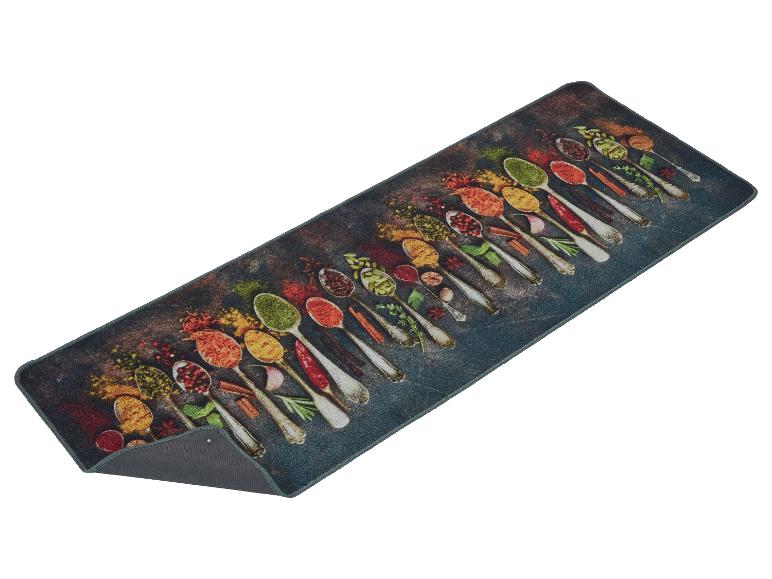 Long tapis de cuisine avec impression de cuillères pleines d'épices.