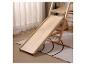 Toboggan et structure d'escalade en bois pour enfants dans une pièce avec des rideaux.