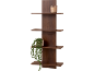 Étagère murale marron avec une bougie et une plante suspendue.