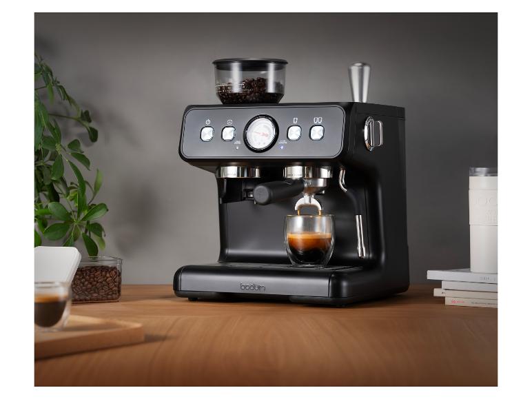 Machine à expresso noire avec moulin à café, préparant du café dans une tasse en verre sur une table en bois.