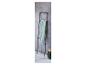Un porte-serviettes en métal noir en forme d'échelle tient une serviette vert clair dans une salle de bain moderne.