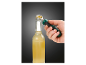 Un ouvre-bouteille Parkside ouvre une bouteille de boisson jaune.