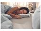 Une femme dort sur un oreiller ergonomique multifonctionnel LIVARNO.
