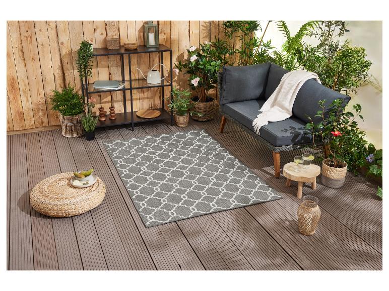 Tapis d'extérieur gris à motif géométrique, salon de jardin et accessoires.