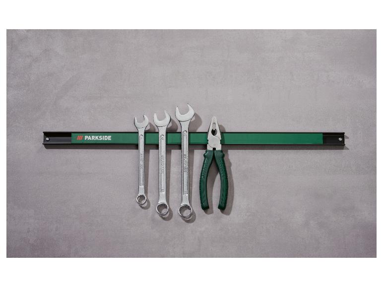 Outils PARKSIDE : clés et pinces sur une bande magnétique verte sur mur gris