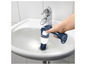 Une brosse de nettoyage Silvercrest bleue dans un lavabo blanc.