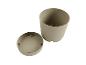 Pot et couvercle en plastique beige.
