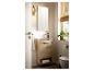 Salle de bain moderne avec meuble-lavabo en bois, miroir et toilettes.