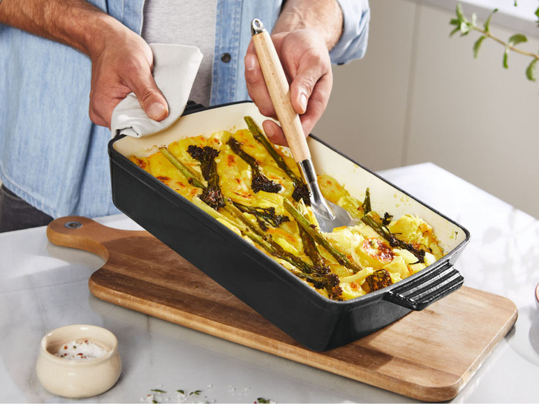 Un plat de gratin de pommes de terre et d'asperges.