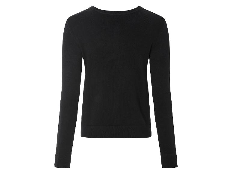 Un pull noir à manches longues.