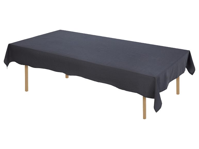 Nappe de table rectangulaire grise sur une table en bois.
