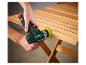 Polisseuse Parkside utilisée pour poncer une table en bois.