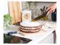 Un gâteau au chocolat est coupé avec un couteau Russell Hobbs.
