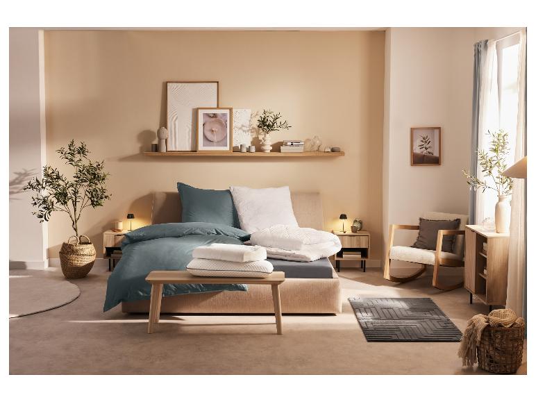 Lit avec linge de lit bleu-vert et accessoires de chambre à coucher de style minimaliste.