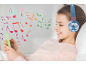 Fille avec casque écoutant de la musique depuis son téléphone, avec des notes volantes.