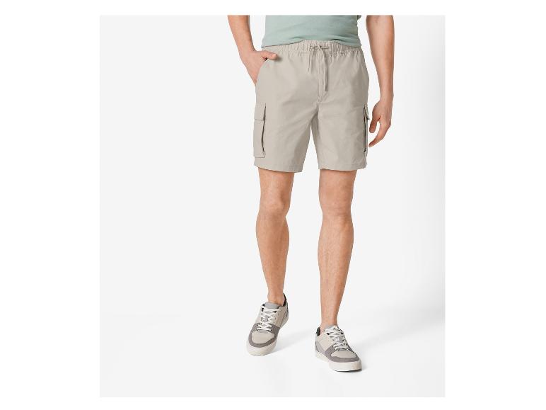 Shorts cargo beiges et baskets : look décontracté pour homme.