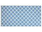 Un tapis blanc avec un motif géométrique de carrés bleus.
