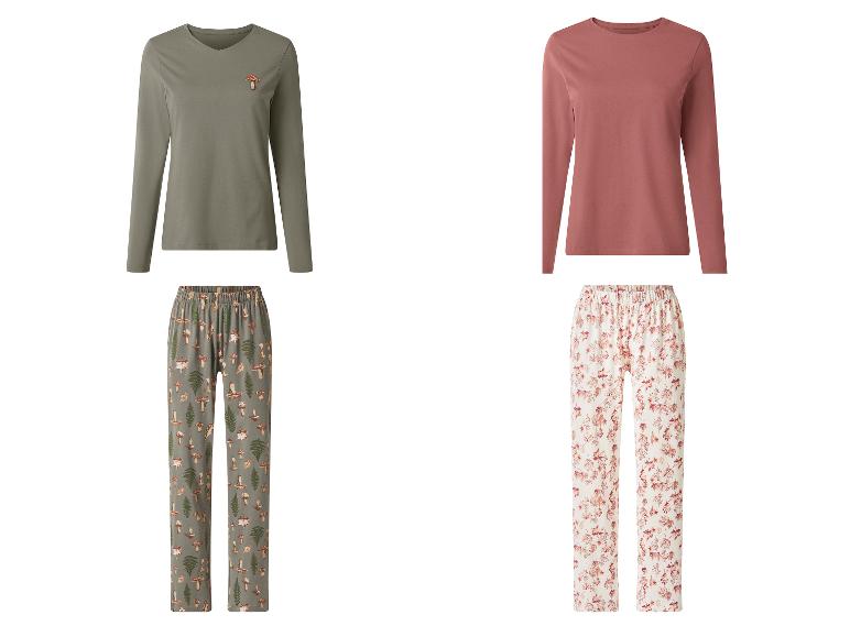 Deux ensembles de pyjama: un vert olive avec des champignons et un rose avec des feuilles.